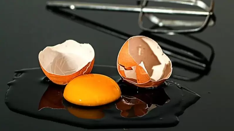 Os beneficios e os danos dos ovos crus