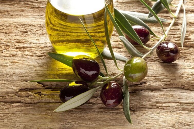 O aceite de oliva forma parte da dieta mediterránea